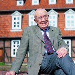 Prof. Dr. Fritz Sennheiser (9 May 1912 – 17 May 2010) in front of the building in which he founded the company in summer 1945.