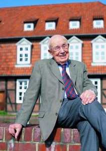 Prof. Dr. Fritz Sennheiser (9 May 1912 – 17 May 2010) in front of the building in which he founded the company in summer 1945.